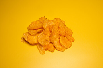 Stapel von Kartoffelchips auf Gelb