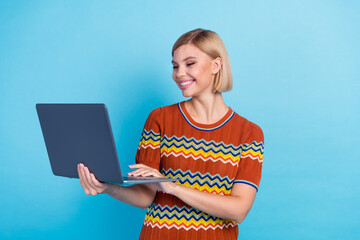 Photo of intelligent cheerful woman with bob hairdo dressed knit t-shirt look at laptop read...