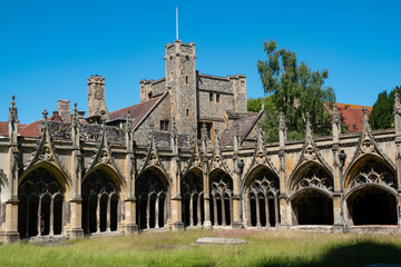 Fototapeta premium Grassy courtyard surrounded by a stunning colonnade at Canterbury Cathedral