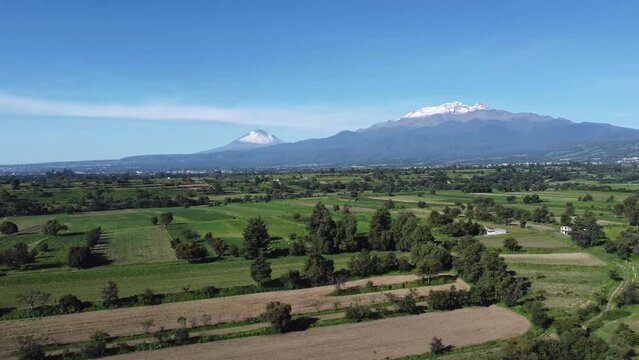 Vista a&eacute;rea en un amanecer con el cielo despejado de los volcanes Popocatepetl e Iztaccihuatl