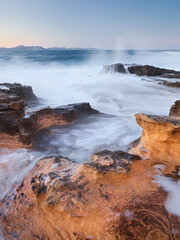 Sandsteinformationen an der Küste bei Betlem, Badia d'Alcudia, Mallorca, Balearen, Spanien