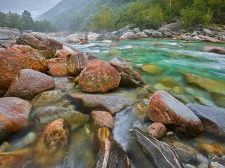 Felsen im Verzascatal, Fluss Verzasca, Tessin, Schweiz
