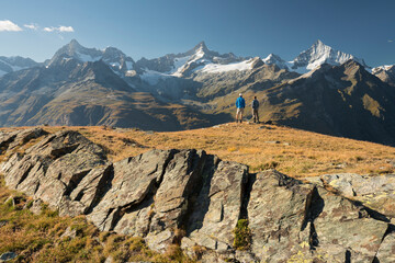 zwei Wanderer, Ober Gabelhorn, Zinalrothorn, Weisshorn, Zermatt, Wallis, Schweiz