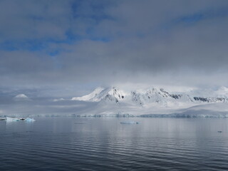 Fototapeta na wymiar Berge und Gletscher bei Damoy Point auf der Wiencke-Insel im Palmer-Archipel in der Antarktis (Westantarktis)