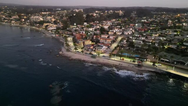 Borde costero playa Los Fosiles, Algarrobo Chile