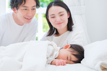 Obraz na płótnie Canvas 赤ちゃんを寝かしつける夫婦