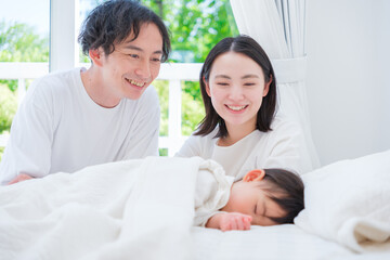 Obraz na płótnie Canvas 赤ちゃんを寝かしつける夫婦