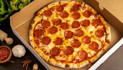  Pizza de pepperoni para entrega por delivery em uma caixa de pizza de papelão. Embalagem, para viagem, pizzaria, produto, comércio, venda. © Rmcarvalhobsb