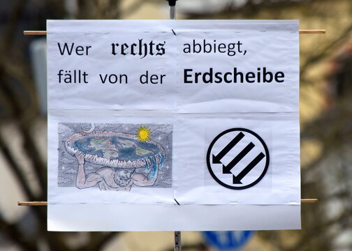 Plakat: "Wer rechts abbiegt, f&auml;llt von der Erdscheibe."