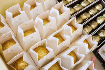 ゴールドの包み紙のチョコレートのラッピング