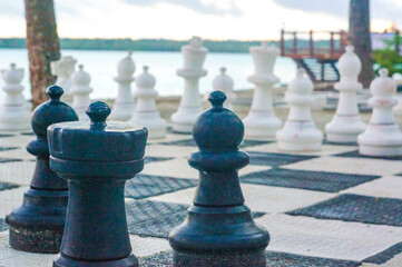 ビーチにあるチェス盤