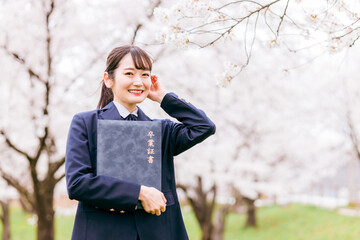 満開の桜の下で卒業証書を持つ高校生・女子高生（卒業生・卒業式・卒業）
 - obrazy, fototapety, plakaty