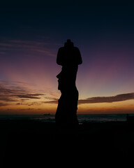 Moai en Rapa Nui al atardecer. Isla de Pascua