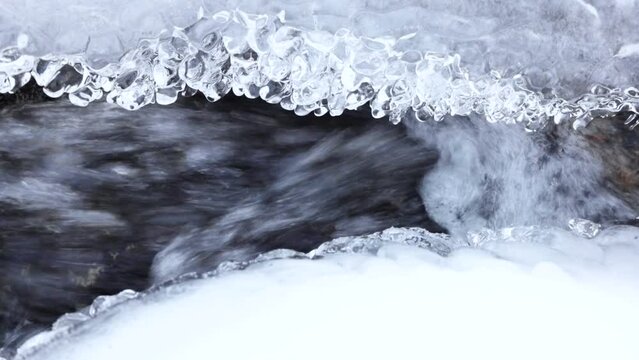 凍てつくせせらぎ