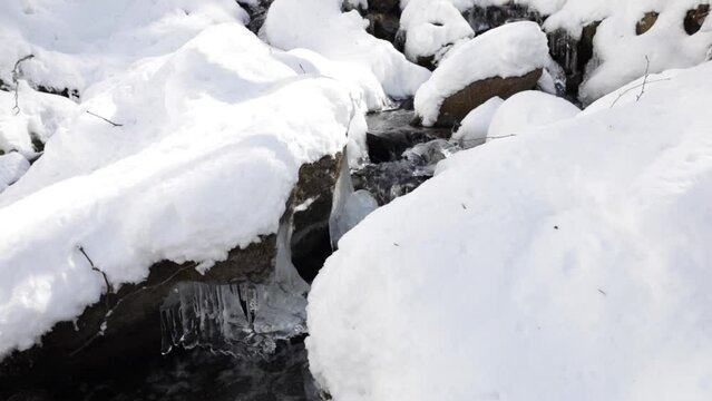 凍てつくせせらぎ