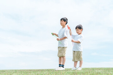 公園でシャボン玉で遊ぶ子供（ピクニック・キャンプ・アウトドア）
