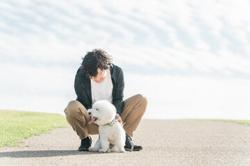 犬の散歩をする中年・ミドルの日本人男性
