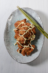 マヨネーズをかけた鳥の唐揚げ