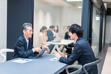 オフィスで働くビジネスパーソン