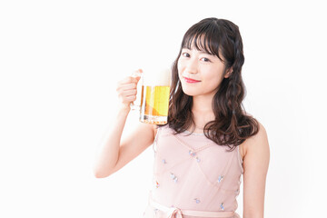 グラスを持ちビールを飲む若い女性 © maroke