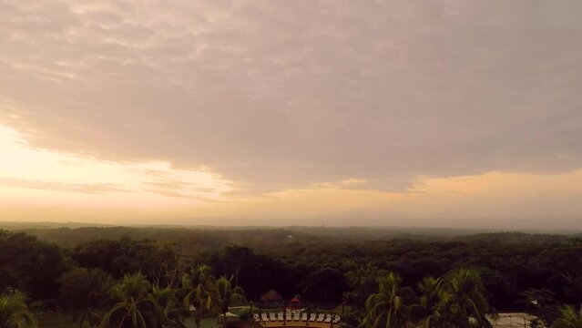 Cielo de yucatan visto desde uxmal al amanecer