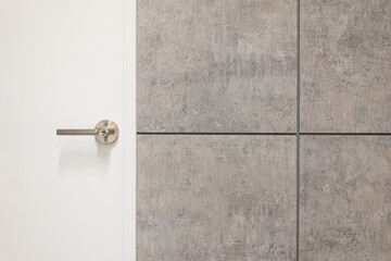 door handle on white door. metal door knob on modern interior. Shiny silver door handle. Concept of interior details. Copy space. - obrazy, fototapety, plakaty