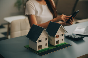 real estate agent Delivering sample homes to customers, mortgage loan contracts. Make a contract for hire purchase and sale of a house. and home insurance contracts, home mortgage loan concepts