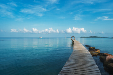 Obraz premium The wooden bridge in the sea at Koh Kood is a tropical island with emerald green water and beautiful beaches, in Koh Kood, Trat, Thailand.