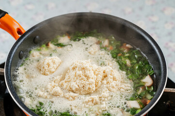 炒め豆腐作り　粉豆腐投入