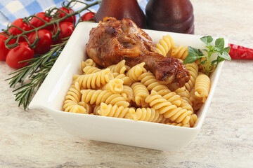 Roasted chicken leg with macaroni