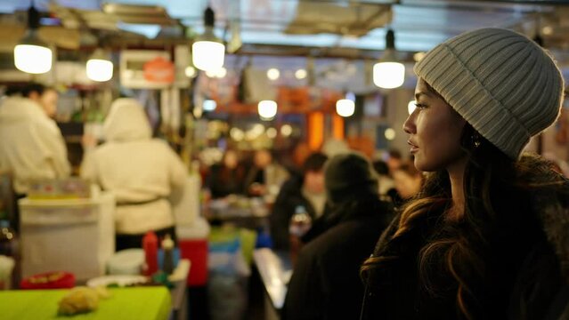 大韓民国ソウルの伝統的な市場を歩く２０代のフィリピン人女性のスローモーション映像 Slow-motion video of a Filipino woman in her 20s walking in a traditional market in Seoul, South Korea