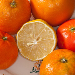Gros plan sur des oranges, mandarines et citron entamé