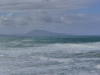 Paysage de plage et montagne en bord de mer