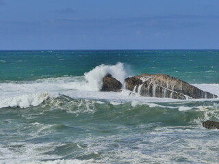 Vagues d&eacute;ferlant sur un rocher