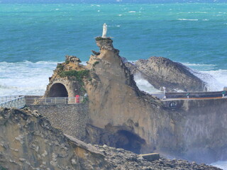 Le Rocher de la VIerge à Biarritz par temps de vent