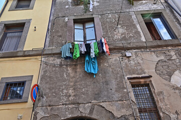 Viterbo, strade, vicoli, piazze e case della città medievale e panni del bucato a stendere -...