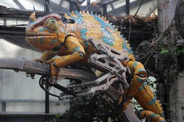 metal and wood statue of a chameleon (automaton) in nantes in france