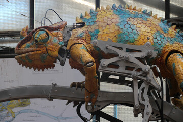 metal and wood statue of a chameleon (automaton) in nantes in france