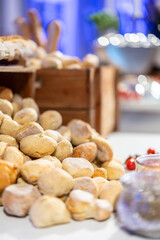 Brötchen an einem Buffett. 