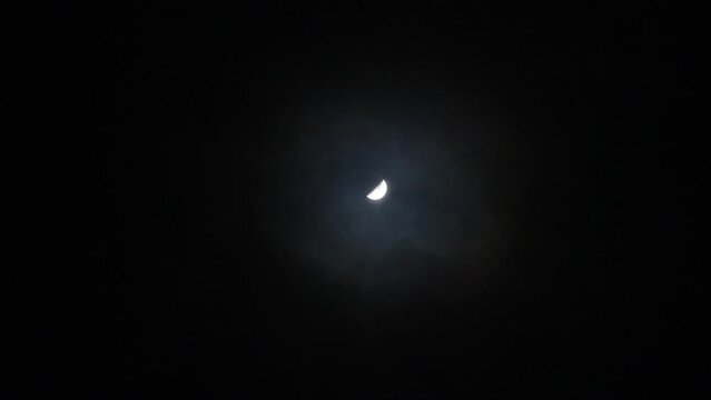 夜空の月　半月　雲の動き