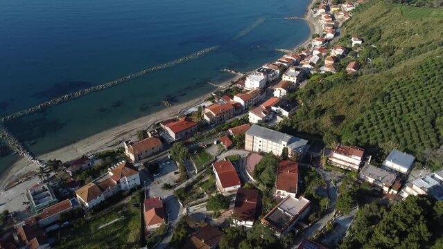 drone: vista aerea su Pioppi, Cilento, Campania, Italia.