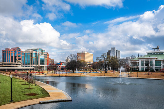 Huntsville, Alabama, USA Park and Cityscape