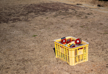 かごに入ったたくさんの工事用ライト