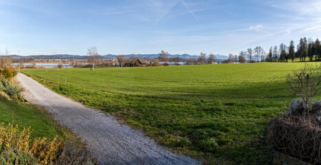 Feldweg in Fällanden mit Greifensee im Hintergrund