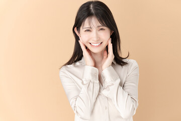 頬を触る女性