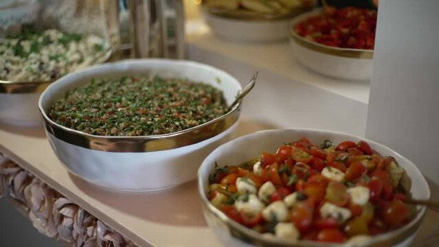 Ensalada tabule y a un lado ensalada capressa