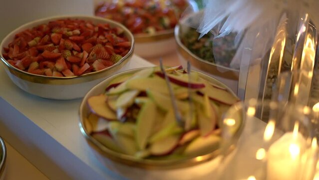 diversidad de frutas frescas cortadas en lonjas para ser degustadas en ensaladas o postres como ingrediente