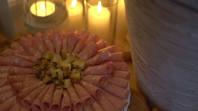 Estacion de fiambres en una fiesta, decoracion con velas y flores