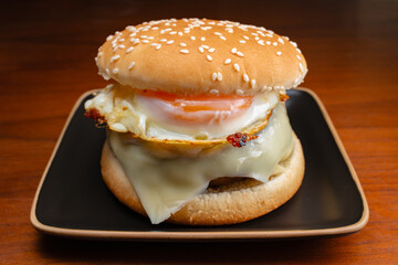 高級エッグチーズハンバーガー　木製の机　俯瞰