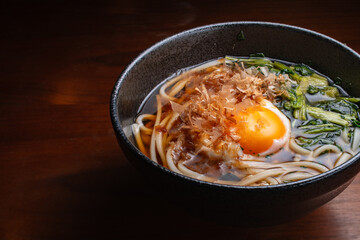 温玉月見うどん　ほうれん草　鰹節　俯瞰